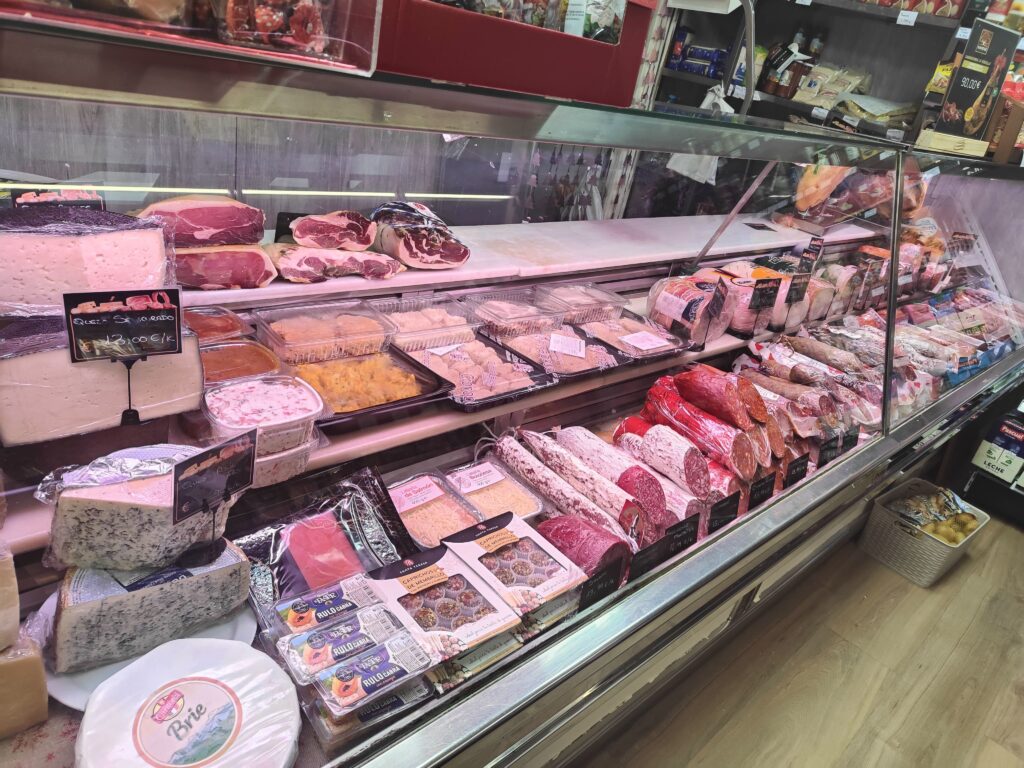 mostrador de embutidos y quesos