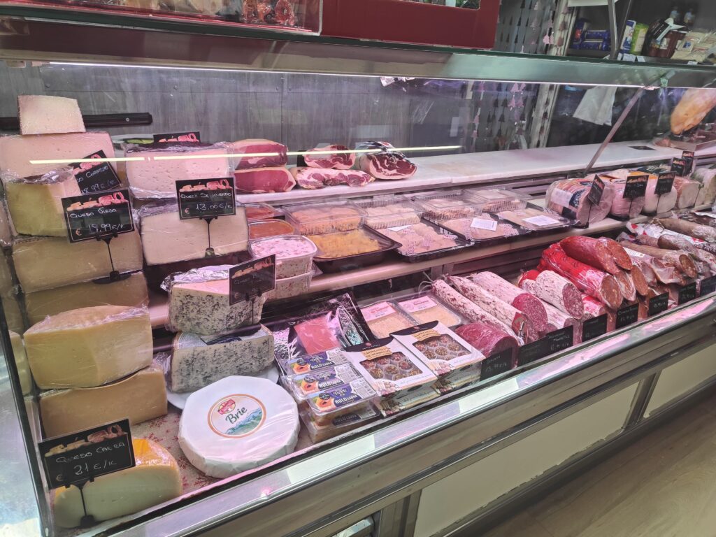 mostrador de embutidos y quesos